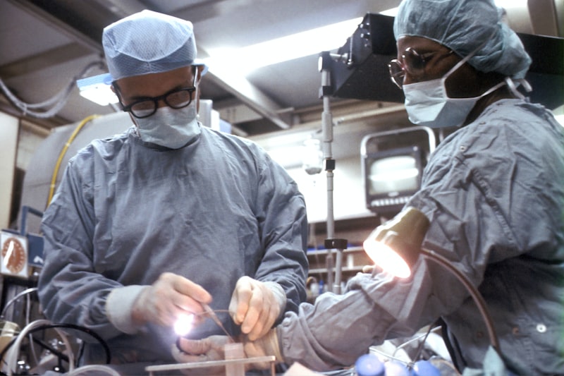 Équipe medica al lavoro in sala operatoria