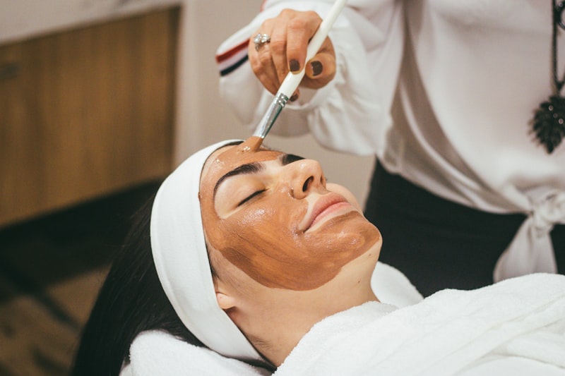 Applicazione di una maschera viso professionale in studio
